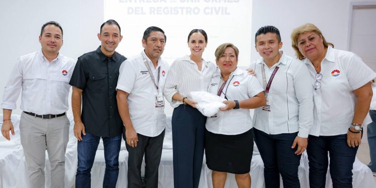 Ana Paty Peralta reconoce a colaboradores con más de 30 años de servicio