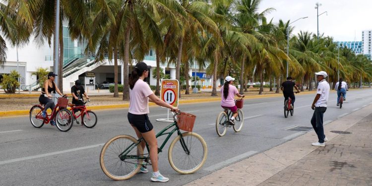 Realizan una edición más de “Paseo Cancunense”, en la avenida Bonampak
