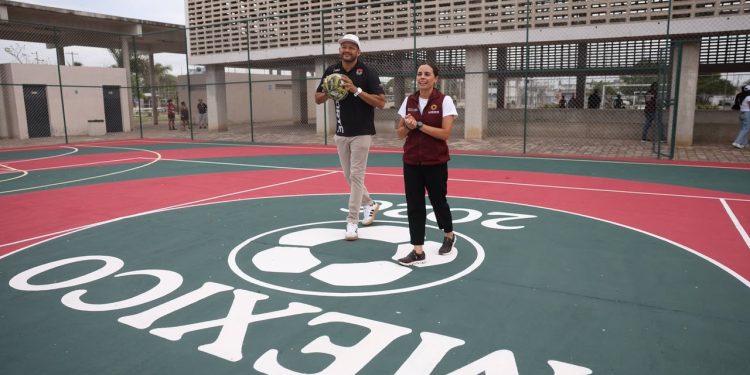 Ana Paty Peralta, supervisó los avances de las nuevas canchas en las SM 29, 228 y 227 de Cancún