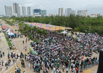 Ana Paty Peralta asiste al partido inaugural de la Copa Mundial de Futbol 2026, en el arranque del “Cancún Fut Fest”, en Malecón Tajamar