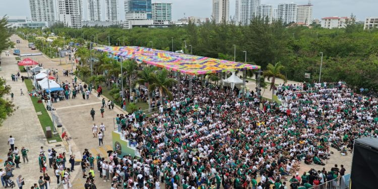 Ana Paty Peralta asiste al partido inaugural de la Copa Mundial de Futbol 2026, en el arranque del “Cancún Fut Fest”, en Malecón Tajamar