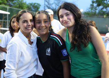 Ana Paty Peralta, reinauguró la cancha de tenis “8 de Octubre”, ubicada en la Supermanzana 21
