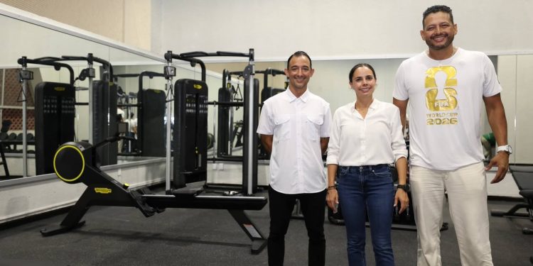 Ana Paty Peralta, supervisó los avances de la obra y equipamiento del nuevo gimnasio del Kuchil Baxal