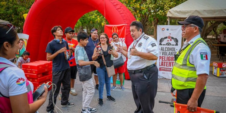 Realizan primera edición de “Paseo Cancunense Nocturno” en Av. Bonampak