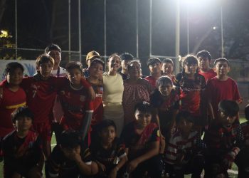 Ana Paty Peralta supervisa instalación y encendido de reflectores de la cancha de la SM 247 de Cancún