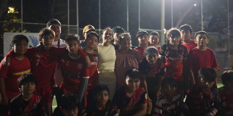 Ana Paty Peralta supervisa instalación y encendido de reflectores de la cancha de la SM 247 de Cancún