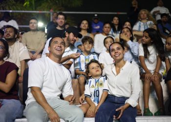 Ana Paty Peralta vive la pasión mundialista en el Cancún Fut Fest en Malecón Tajamar