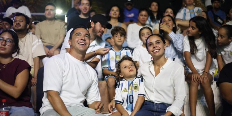 Ana Paty Peralta vive la pasión mundialista en el Cancún Fut Fest en Malecón Tajamar