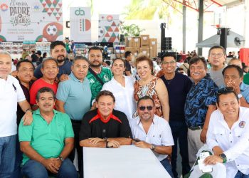 Ana Paty Peralta festeja a padres de familia trabajadores del Ayuntamiento de Benito Juárez