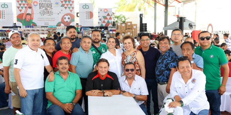 Ana Paty Peralta festeja a padres de familia trabajadores del Ayuntamiento de Benito Juárez