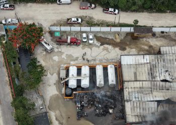 Heroico Cuerpo de Bomberos de Cancún controla en su totalidad incendio de una recicladora en Cancún