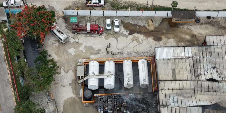 Heroico Cuerpo de Bomberos de Cancún controla en su totalidad incendio de una recicladora en Cancún