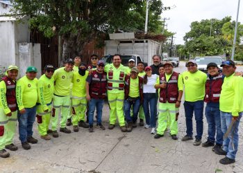 Ana Paty Peralta, supervisó la limpieza de cableado en la avenida Nader en Cancún