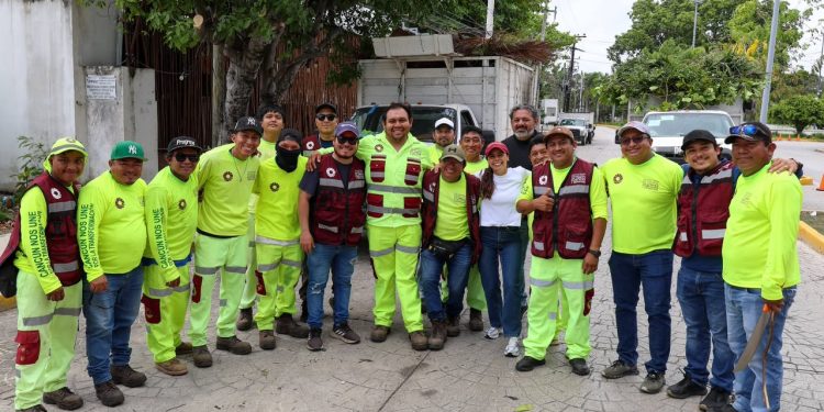 Ana Paty Peralta, supervisó la limpieza de cableado en la avenida Nader en Cancún