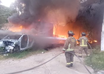 Controlan en su totalidad incendio en deshuesadero ubicado sobre la avenida José López Portillo