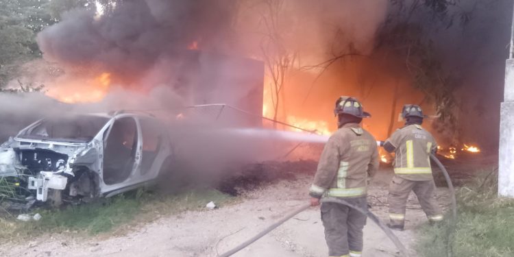 Controlan en su totalidad incendio en deshuesadero ubicado sobre la avenida José López Portillo