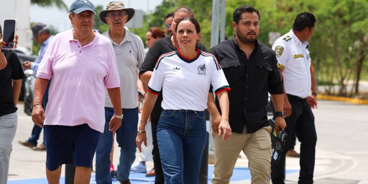 Ana Paty Peralta, recorrió los cruces seguros ubicados en las Av. 135 con Av. Mallorca y Av. Chac Mool con Av. Politécnico