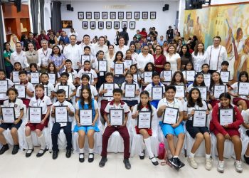 Ana Paty Peralta, entregó las constancias a participantes del “IX Cabildo Infantil por un Día 2026”