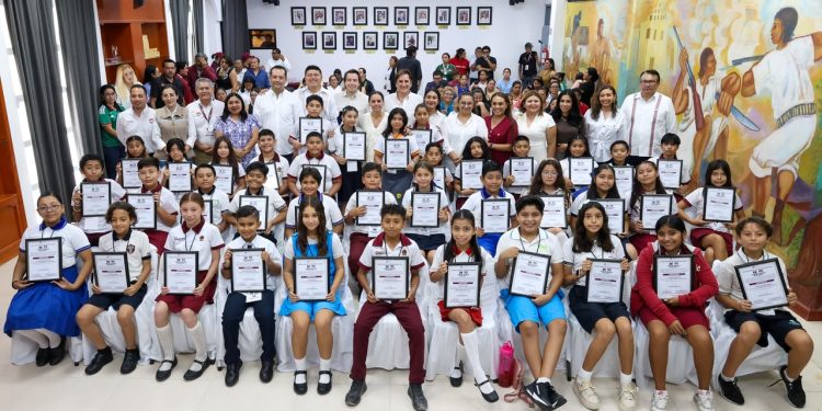 Ana Paty Peralta, entregó las constancias a participantes del “IX Cabildo Infantil por un Día 2026”