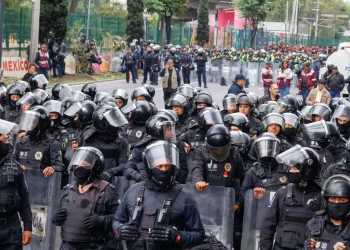 Manifestantes de la CNTE bloquean la Calzada de Tlalpan cerca del Estadio Azteca previo al Mundial 2026.