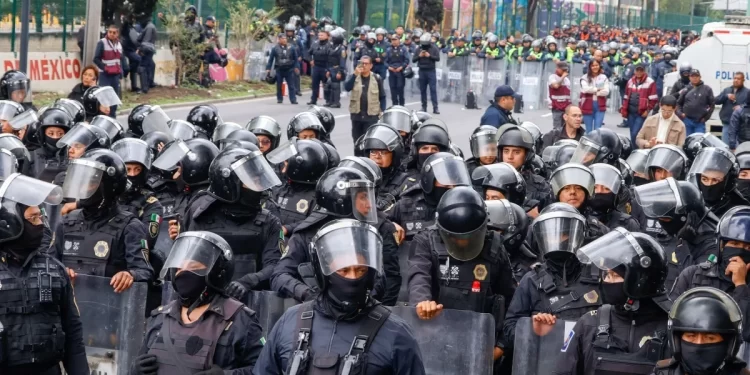 Manifestantes de la CNTE bloquean la Calzada de Tlalpan cerca del Estadio Azteca previo al Mundial 2026.