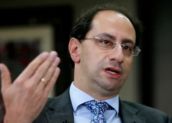 Restrepo pide suspender nombramientos diplomáticos en transición