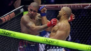 Ciryl Gane conecta un golpe sobre Alex Pereira durante UFC Freedom 250