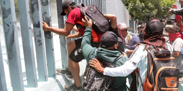 Sheinbaum descarta represión tras protestas de la CNTE
