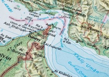 Irán cierra el estrecho de Ormuz y advierte que abrirá fuego contra barcos