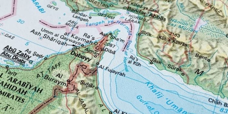 Irán cierra el estrecho de Ormuz y advierte que abrirá fuego contra barcos