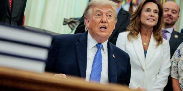 Trump cuestiona el T-MEC y minimiza a México y Canadá