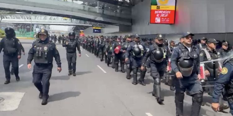 Refuerzan el AICM con antimotines previo al Mundial por protestas de la CNTE