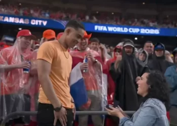 Mujer sorprende a su novio con propuesta de matrimonio durante el Túnez-Países Bajos