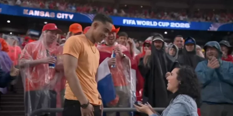 Mujer sorprende a su novio con propuesta de matrimonio durante el Túnez-Países Bajos