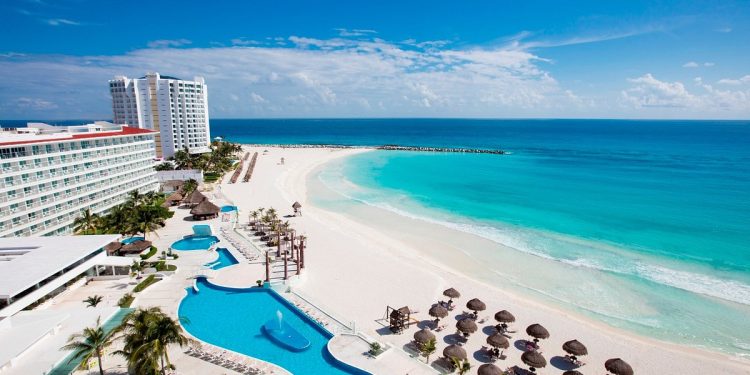 Encuestas muestran visiones opuestas sobre trabajadores de hoteles en Cancún