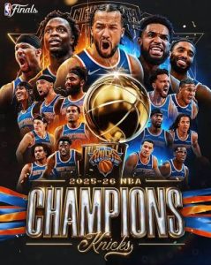 Póster oficial de los New York Knicks campeones de la NBA 2026, con Jalen Brunson, Karl-Anthony Towns y las principales figuras del equipo celebrando el histórico campeonato. La imagen destaca la palabra “CHAMPS” junto al trofeo Larry O’Brien, conmemorando el fin de una sequía de 53 años sin títulos para la franquicia de Nueva York.