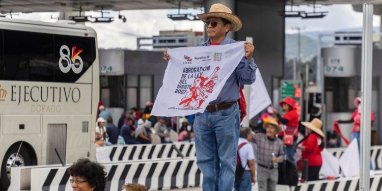 Más de 1.4 millones de estudiantes siguen sin clases por paro de la CNTE