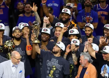 Jalen Brunson levanta el trofeo Larry O’Brien tras coronar a los New York Knicks campeones de la NBA 2026.