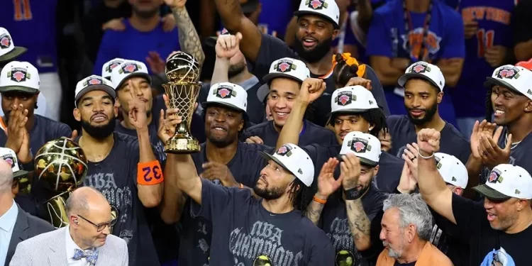 Jalen Brunson levanta el trofeo Larry O’Brien tras coronar a los New York Knicks campeones de la NBA 2026.