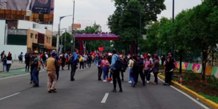 Bloqueo policial obliga a la CNTE a cancelar marcha rumbo al Estadio CDMX