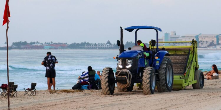 Ayuntamiento refuerza la limpieza permanente en playas públicas de Cancún