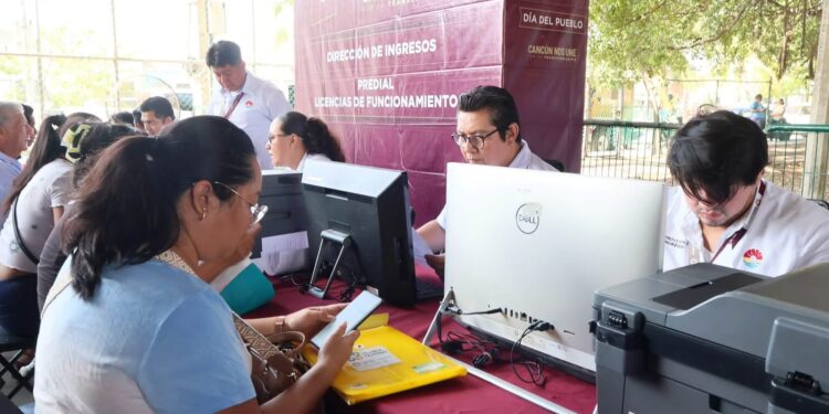 Ciudadanos aprovechan más de 130 servicios en Día del Pueblo