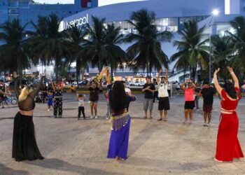 Cientos de familias disfrutan una doble jornada del Paseo Cancunense