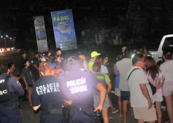 Habitantes de Bacalar bloquean carretera por constantes apagones de luz