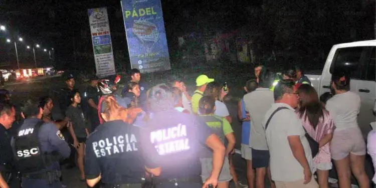 Habitantes de Bacalar bloquean carretera por constantes apagones de luz