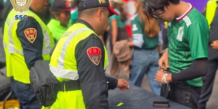 Personas intoxicadas por alcohol tras el partido México e Inglaterra