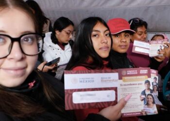Entrega de tarjetas del Bienestar en Quintana Roo para beneficiarios de Jóvenes Construyendo el Futuro