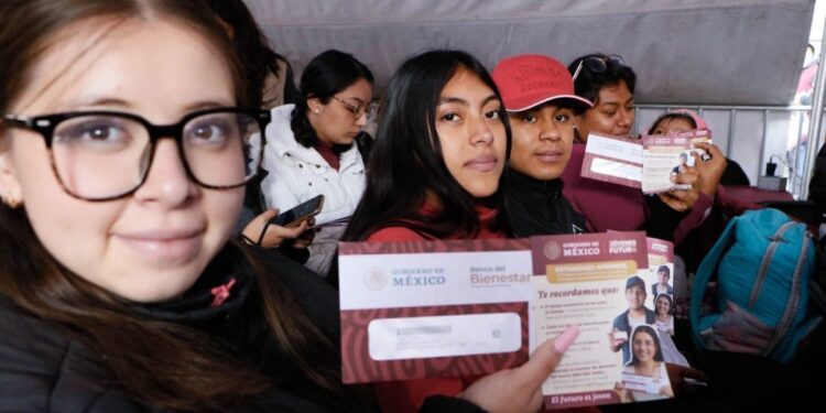 Entrega de tarjetas del Bienestar en Quintana Roo para beneficiarios de Jóvenes Construyendo el Futuro