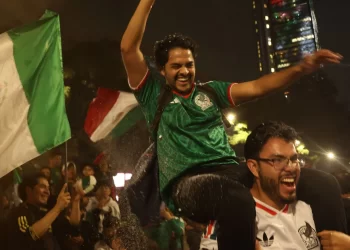 Aficionados mexicanos celebran clasificación a octavos en California