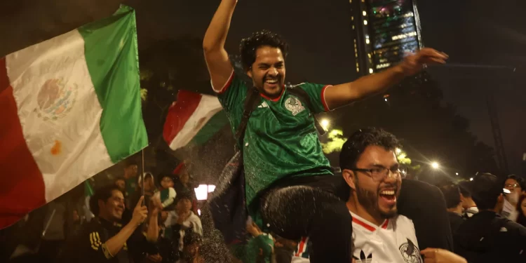 Aficionados mexicanos celebran clasificación a octavos en California